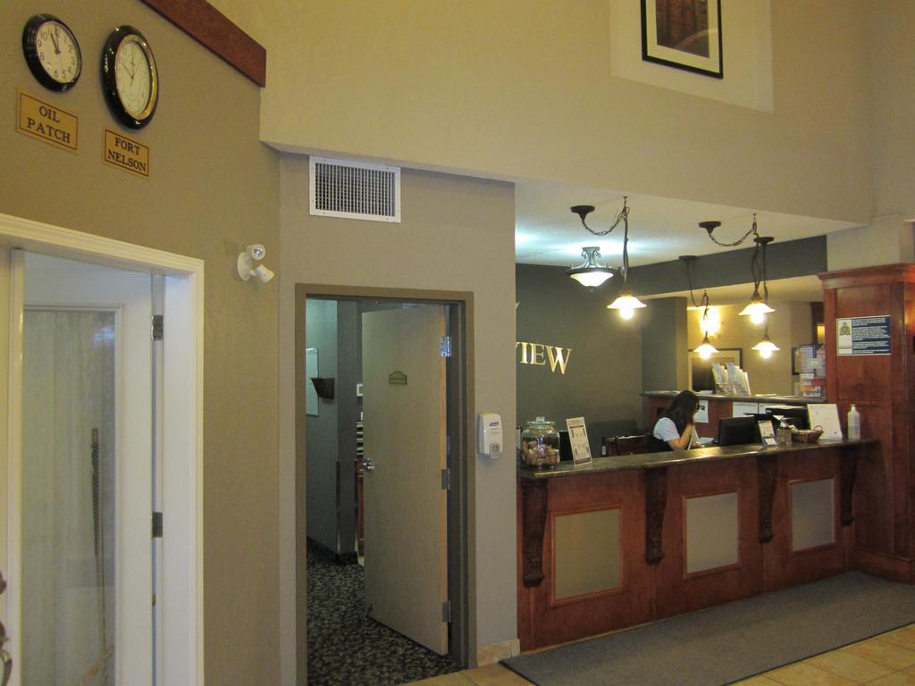 Lakeview Inns & Suites - Форт Нелсън Екстериор снимка