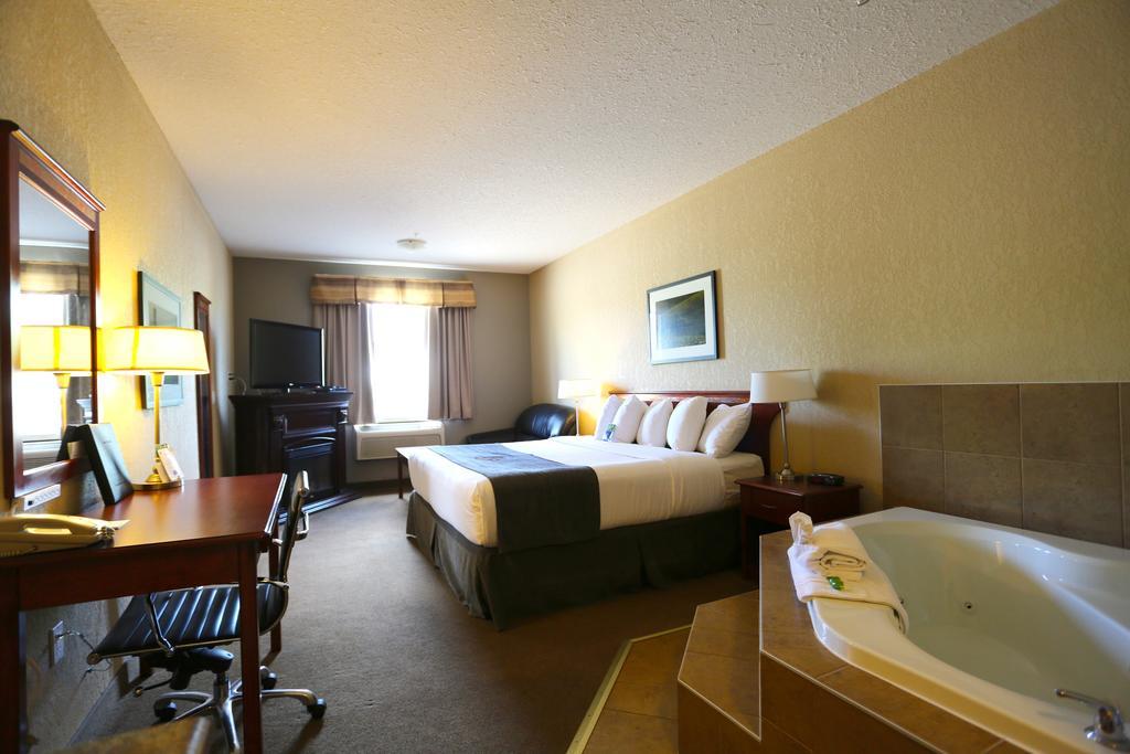 Lakeview Inns & Suites - Форт Нелсън Екстериор снимка