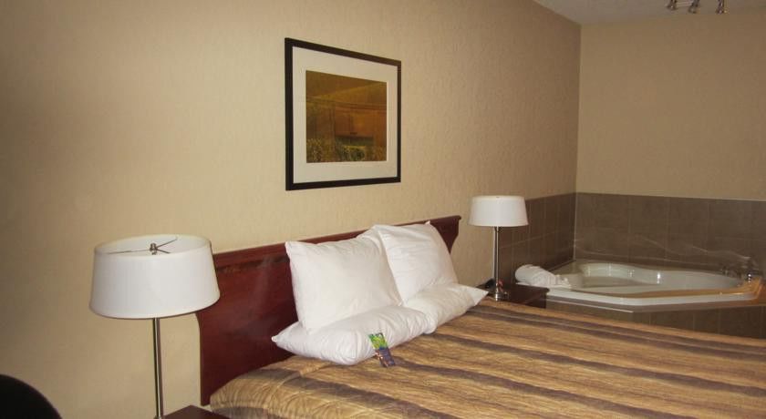 Lakeview Inns & Suites - Форт Нелсън Екстериор снимка